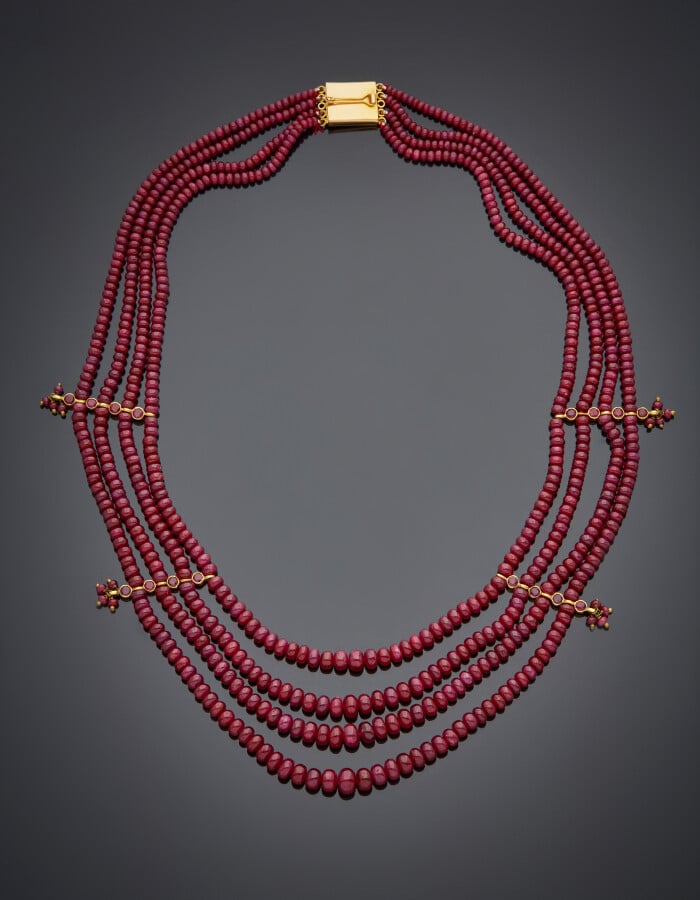 COLLIER « collerette » composé de quatre rangs de perles de rubis en légère chu…