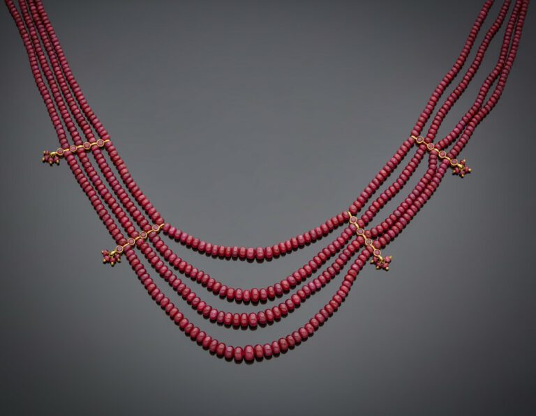 COLLIER « collerette » composé de quatre rangs de perles de rubis en légère chu…