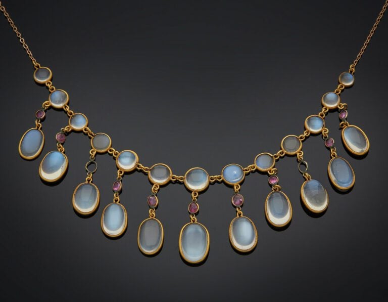 COLLIER "collerette" en métal, serti de 24 pierres de lune et neuf pierres rose…