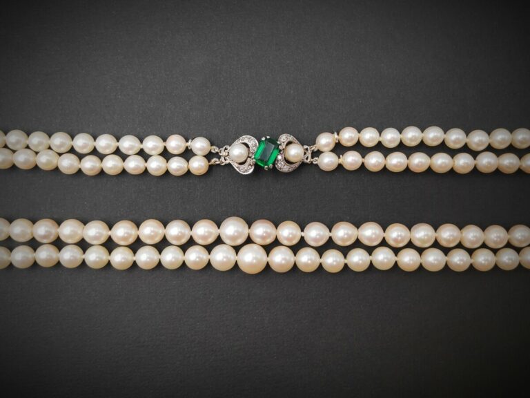 COLLIER composé de deux rangs de perles de culture de couleur blanc-crème. Ferm…