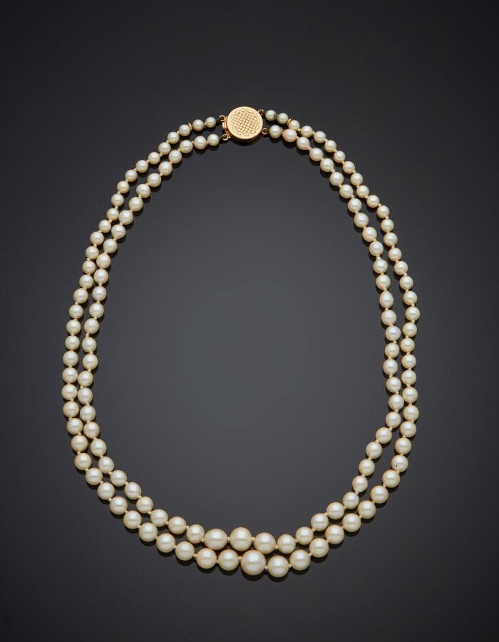 COLLIER composé de deux rangs de perles de culture, en chute. Fermoir circulair…