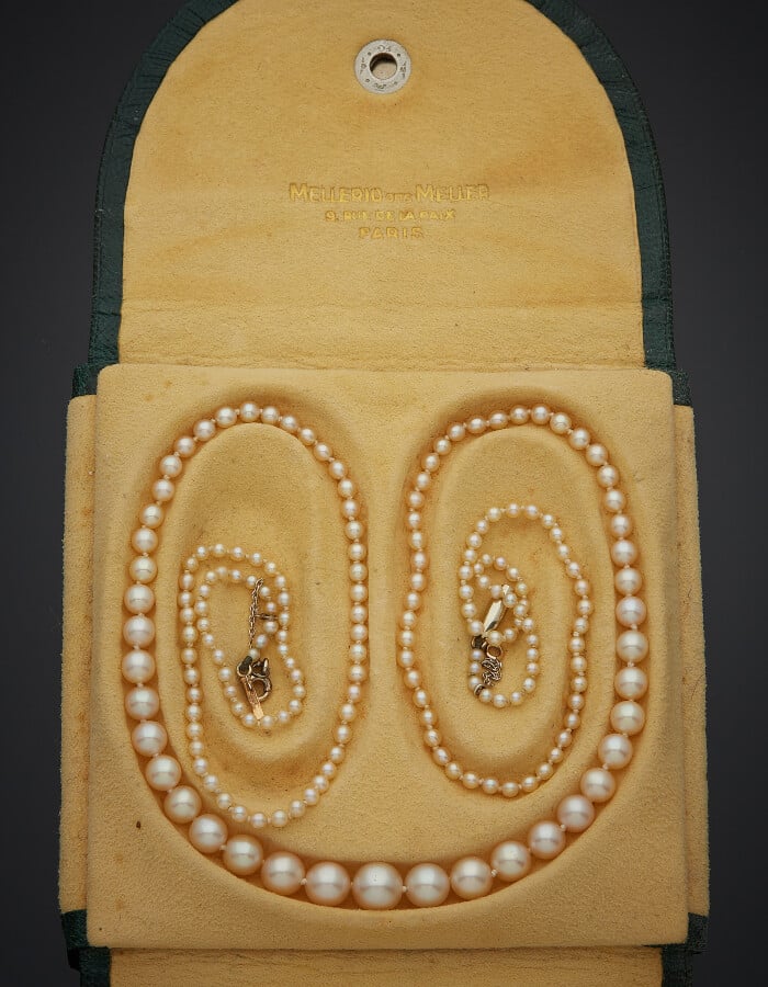 COLLIER composé d'un rang de 190 perles fines en chute de couleur blanc-crème.…