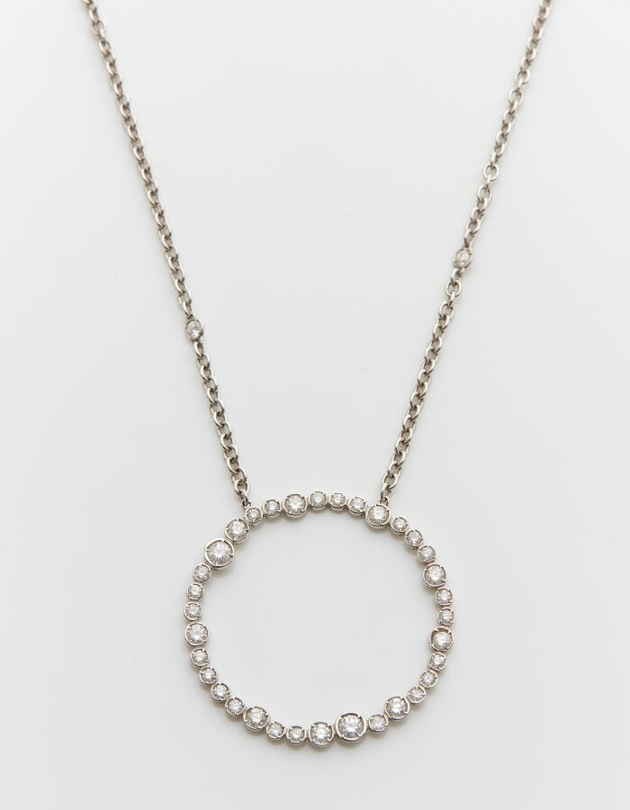 COLLIER composé d'une chaînette et un important motif circulaire ajouré en or g…