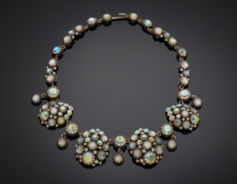 COLLIER "costume jewellery" en métal, orné de pierres de couleur. Long.: 38,5 c…