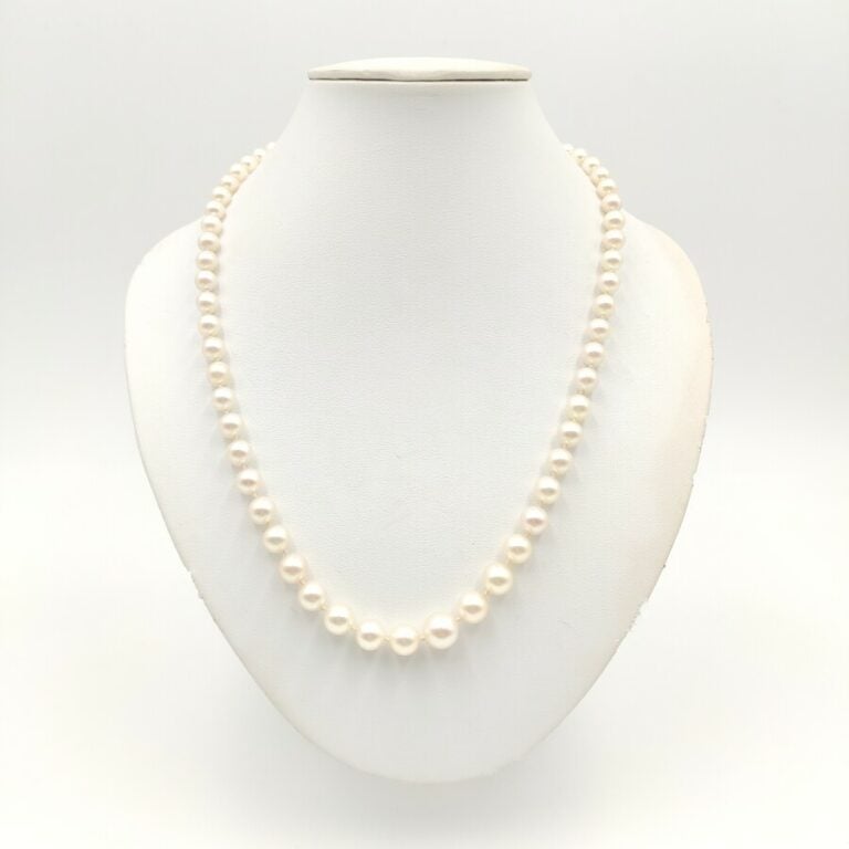Collier de perles de culture en chute.Fermoir en platine ajouré orné d'un petit…