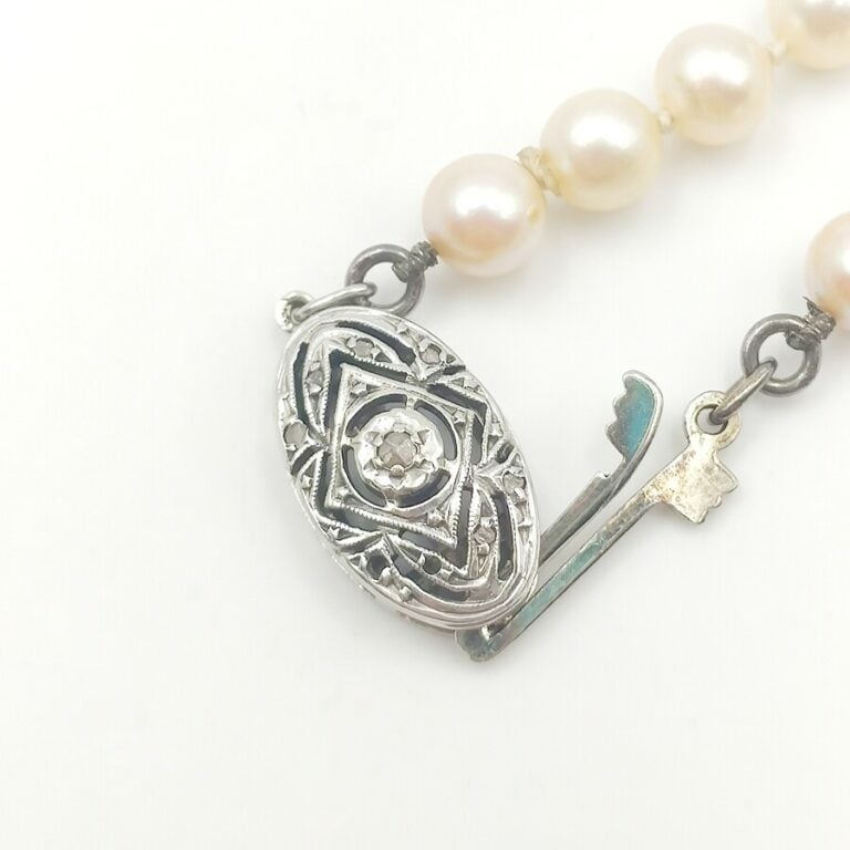 Collier de perles de culture en chute.Fermoir en platine ajouré orné d'un petit…