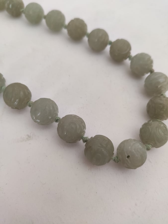 COLLIER DE PERLES DE JADE SCULPTÉES. - - [[Note aux futurs enchérisseurs le lot…