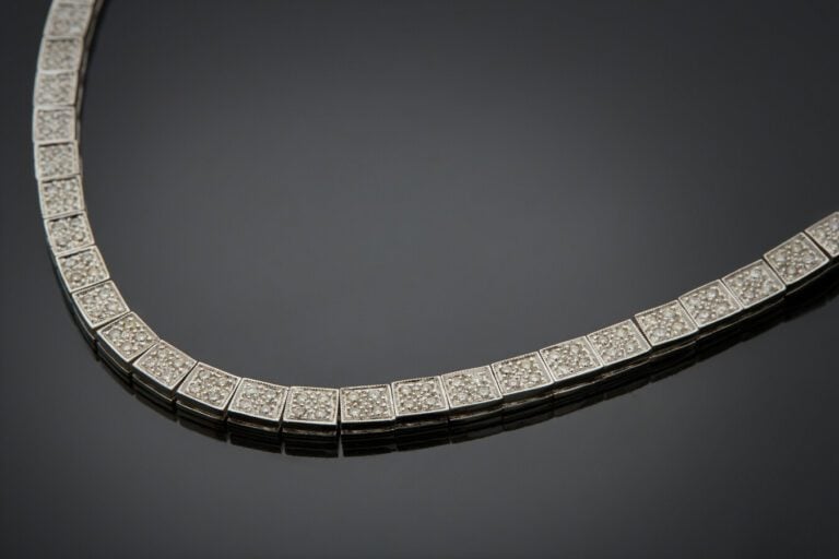 COLLIER en or gris (750) articulé, à maille carrée, partiellement pavé de diama…