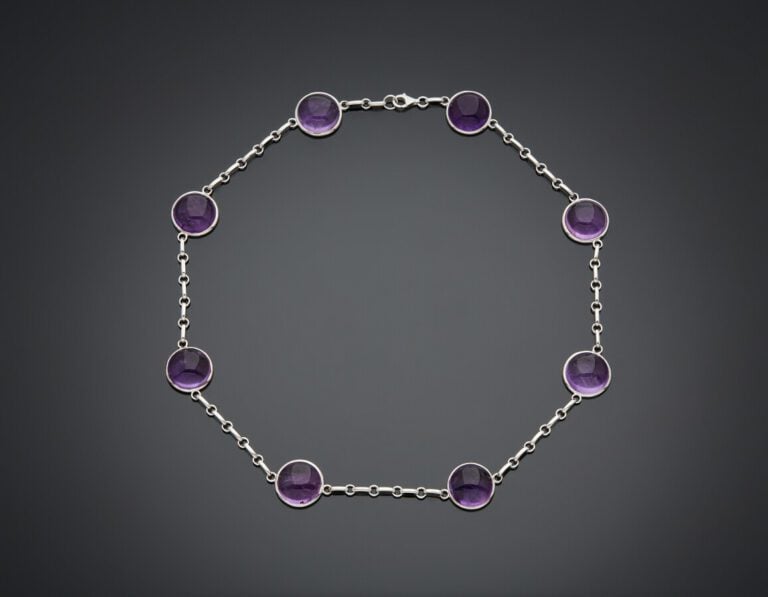COLLIER en or gris (750) orné de huit améthystes cabochons de forme ronde. - Lo…