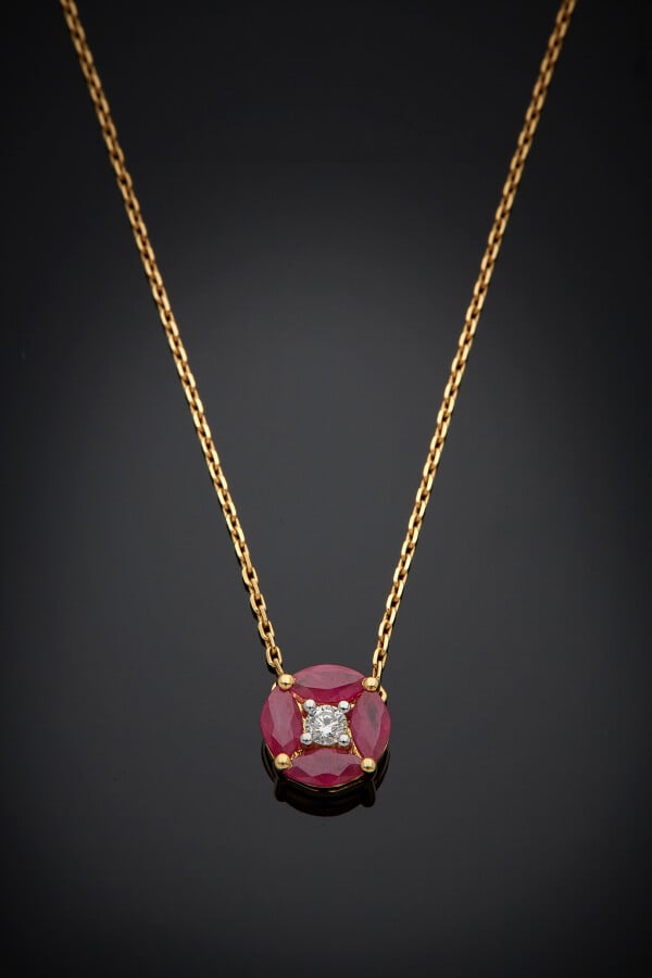 COLLIER en or jaune (750) composé d'une chaînette retenant un motif circulaire…