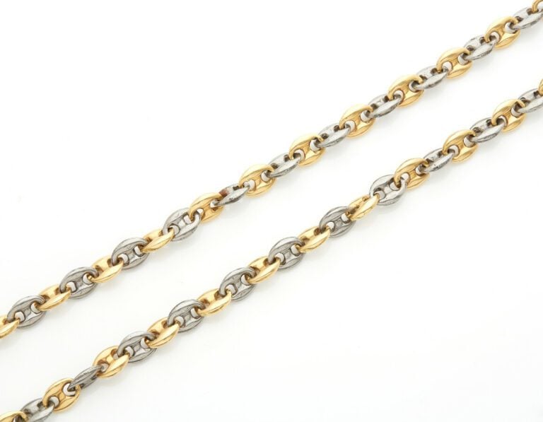 COLLIER en or jaune (750) et acier, à maille grains de café. - Long.: 82 cm. Po…