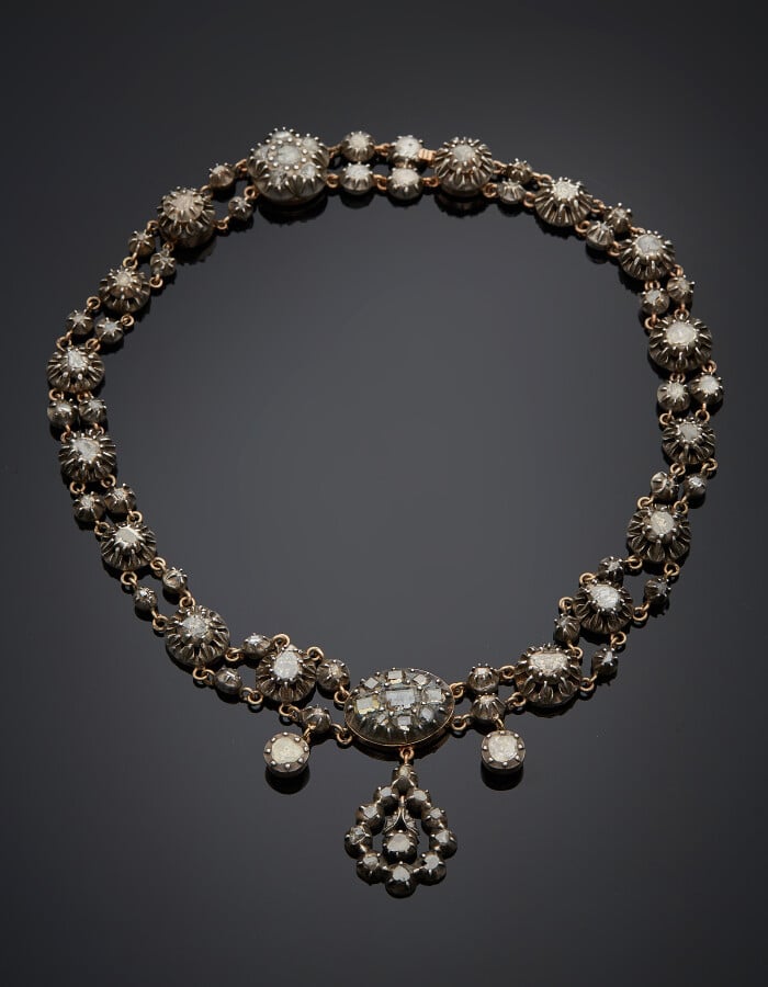 COLLIER en or jaune (750) et argent (min. 800) serti de diamants taillés en ros…