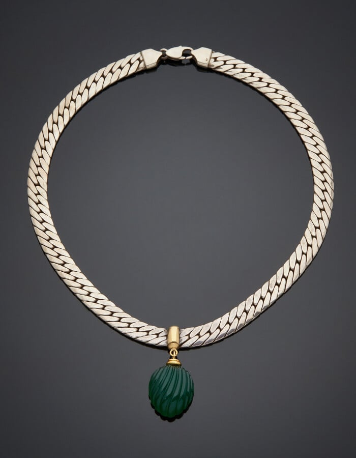COLLIER gourmette plate en argent (min. 800) centré d'un godron appliqué en or…