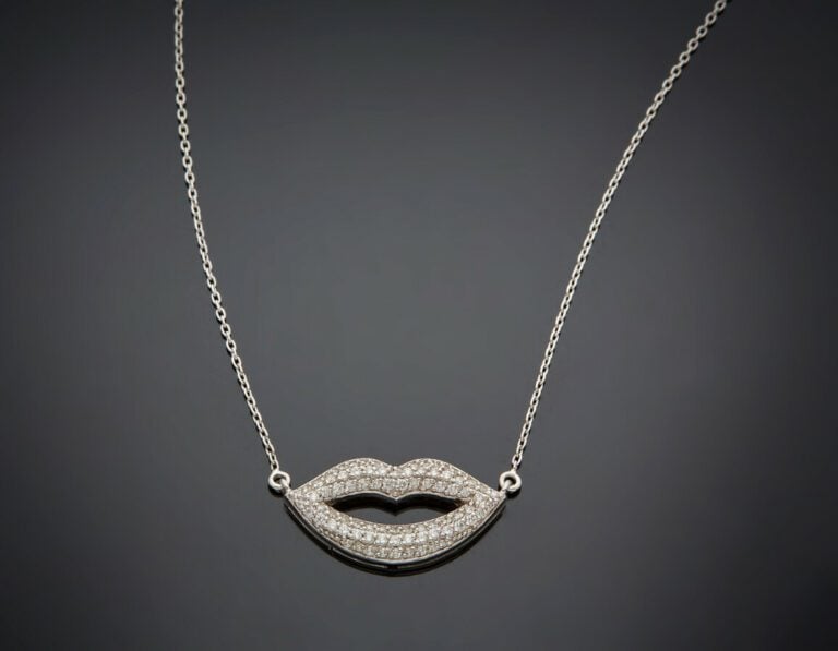 COLLIER "lips" en or gris (750) ajouré, serti de diamants taille brillant. - Lo…