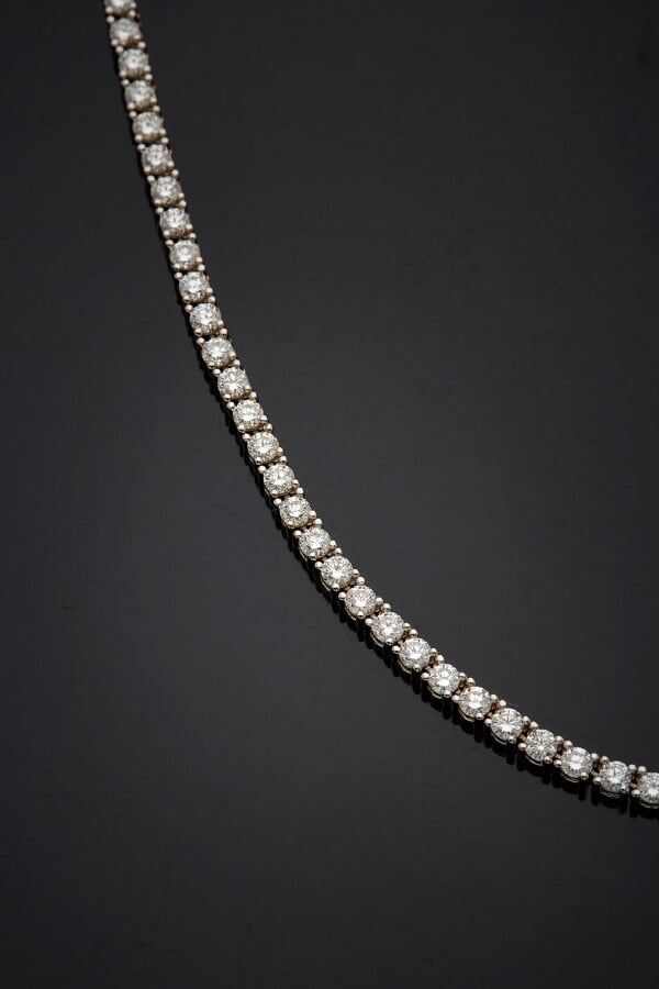 COLLIER "Rivière" en or gris (750) serti d'un alignement de 137 diamants taille…