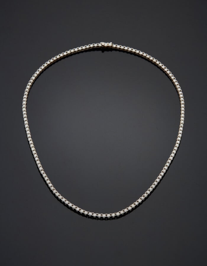 COLLIER "Rivière" en or gris (750) serti d'un alignement de 137 diamants taille…