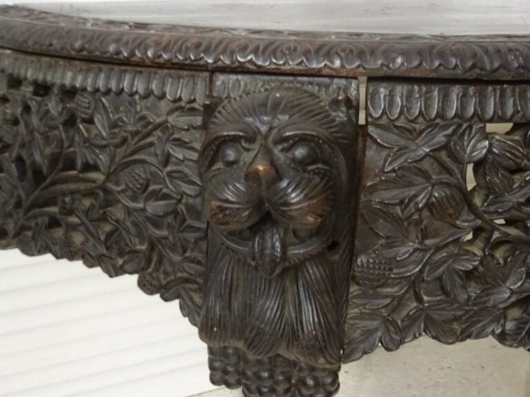 CONSOLE DEMI-LUNE EN BOIS INDIGENE SCULPTE - Anglo-indien, Présidence de Bombay…