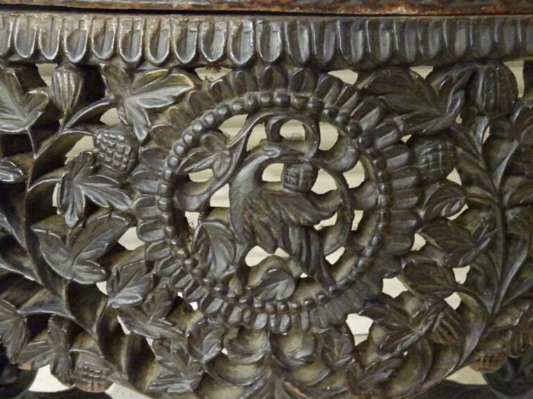 CONSOLE DEMI-LUNE EN BOIS INDIGENE SCULPTE - Anglo-indien, Présidence de Bombay…