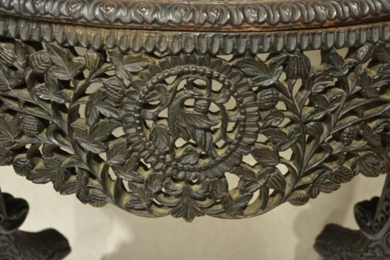 CONSOLE DEMI-LUNE EN BOIS INDIGENE SCULPTE - Anglo-indien, Présidence de Bombay…