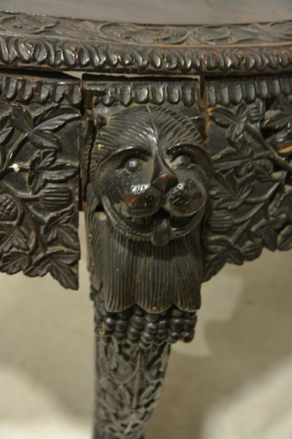 CONSOLE DEMI-LUNE EN BOIS INDIGENE SCULPTE - Anglo-indien, Présidence de Bombay…