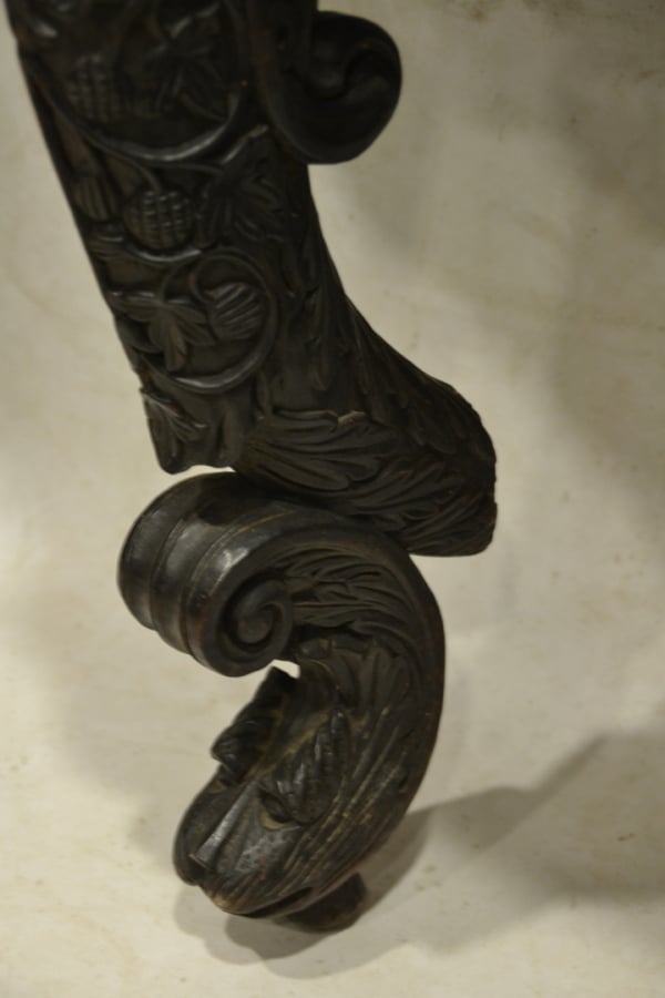 CONSOLE DEMI-LUNE EN BOIS INDIGENE SCULPTE - Anglo-indien, Présidence de Bombay…