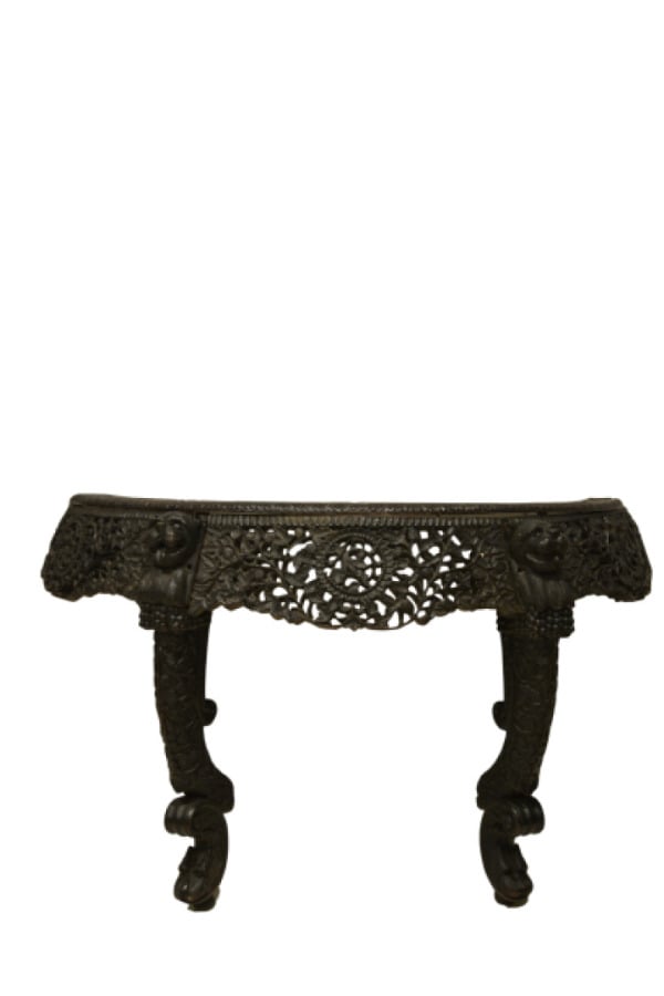 CONSOLE DEMI-LUNE EN BOIS INDIGENE SCULPTE - Anglo-indien, Présidence de Bombay…