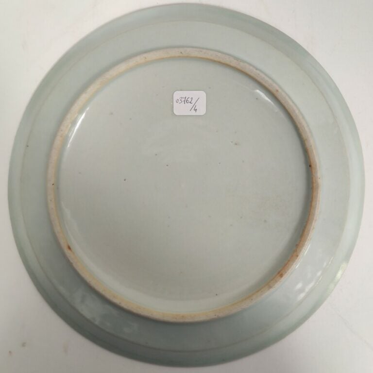 Coupe en porcelaine décorée en bleu sous couverte de personnages sur une barque…