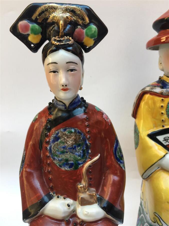 COUPLE DE DIGNITAIRES EN PORCELAINE POLYCHROME - Chine - Tous deux présentés as…