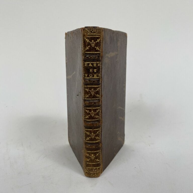 Cours de mathématiques à l'usage des gardes du pavillon et de la marine par M.…