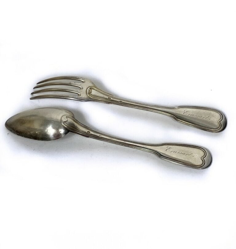 Couvert en argent, modèle filet ; les spatules marquées « Erussart ». Poinçon M…