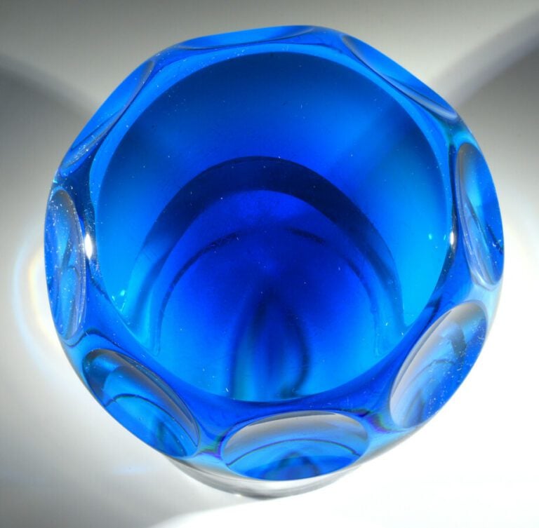 Cristal d'Albert. Quatre presse-papiers - 1°/ Presse-papiers à fond violet tran…