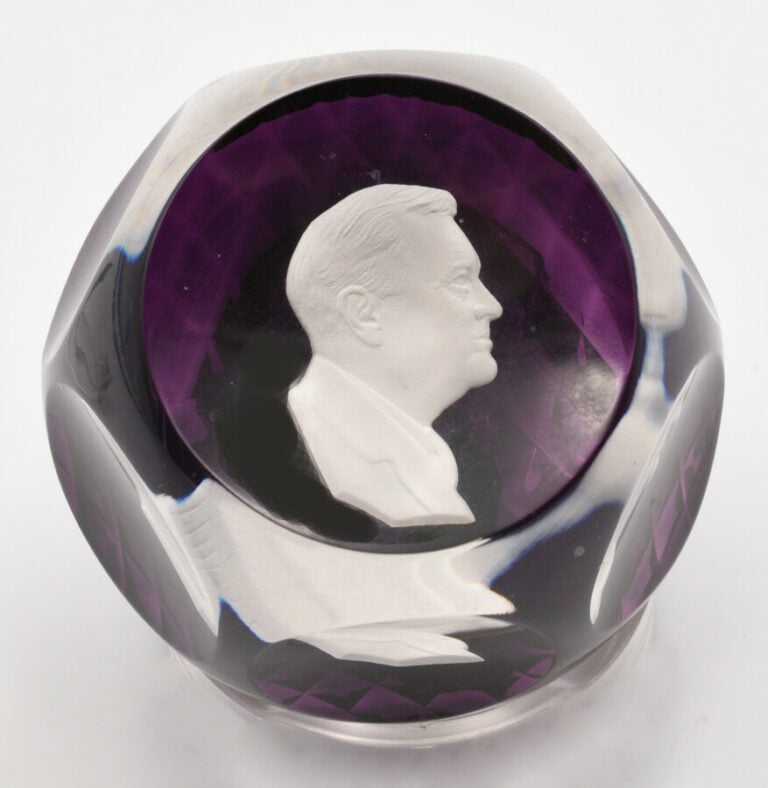 Cristal d'Albert. Quatre presse-papiers - 1°/ Presse-papiers à fond violet tran…