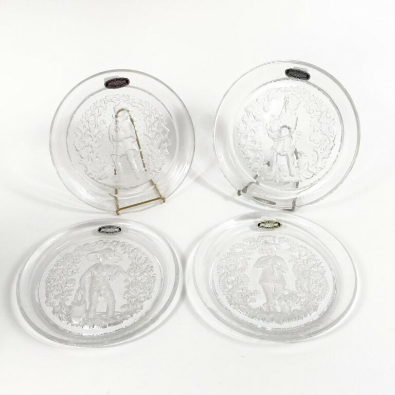 CRISTAL D'ALBRET. Ensemble de 4 assiettes "Saisons" . Diamètre : 20.5 cm et de…