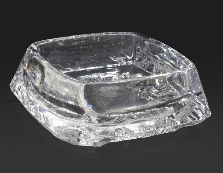 Daum.Coupe vide-poche de forme quadrangulaire adoucie en cristal moulé à décor…