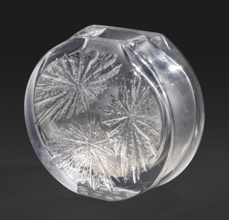 Daum.Vase à panse circulaire plate et bord carré en cristal moulé à décor de tr…