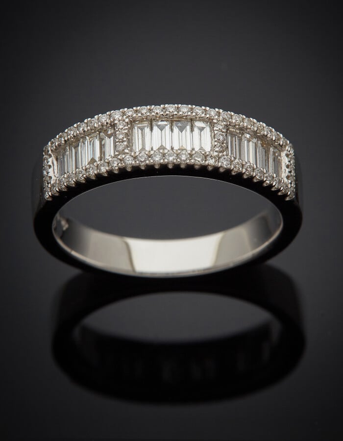 DEMI-ALLIANCE en or gris (750) serti de diamants taille brillant et baguette al…