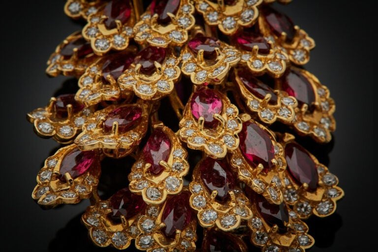 DEMI-PARURE comprenant un CLIP de CORSAGE et une paire de CLIPS/PENDANTS d'OREI…