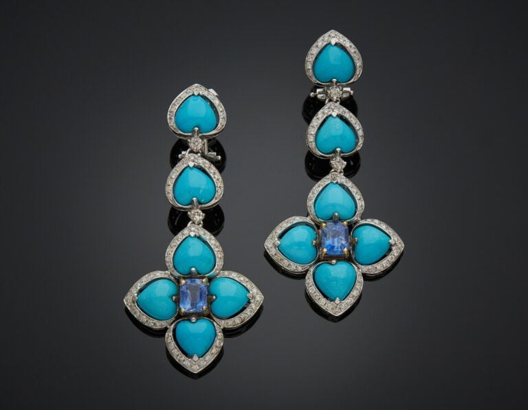 DEMI-PARURE comprenant un COLLIER et une paire de PENDANTS d'OREILLES "fleurs"…
