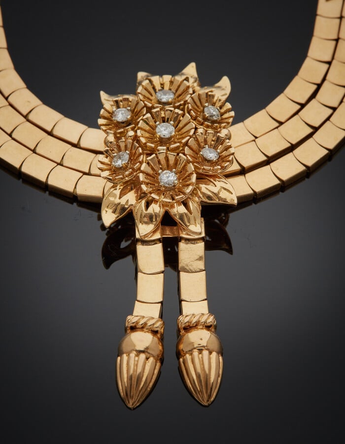 DEMI-PARURE "fleurettes" comprenant un COLLIER " draperie", un CLIP de CORSAGE…