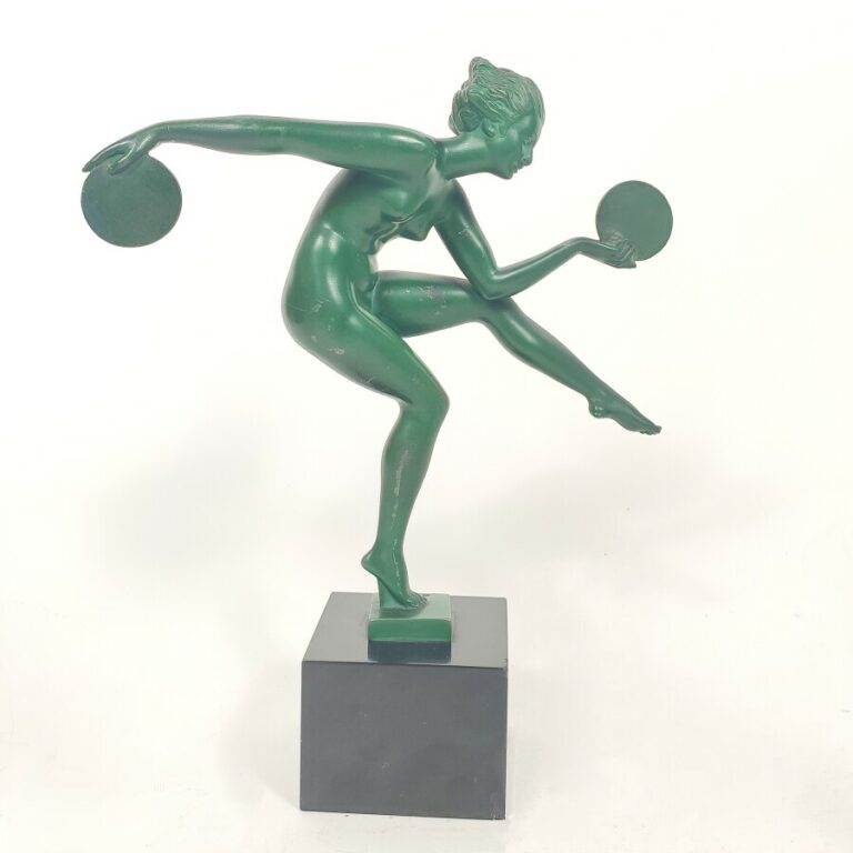 DERENNE - danseuse aux disques - Régule à patine verte sur un socle cubique laq…