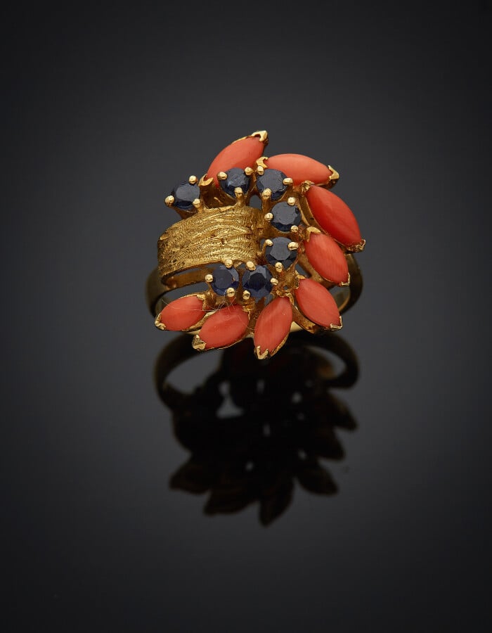 Deux BAGUES en or jaune et or gris (750) l'une sertie de saphirs et corail, l'a…