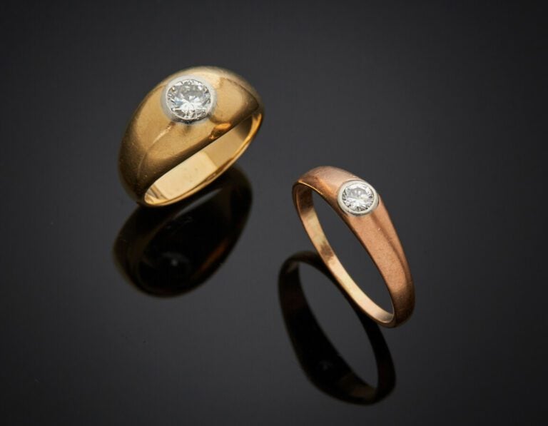 Deux BAGUES "joncs" chacune sertie d'un diamant taille brillant : - - une en pl…