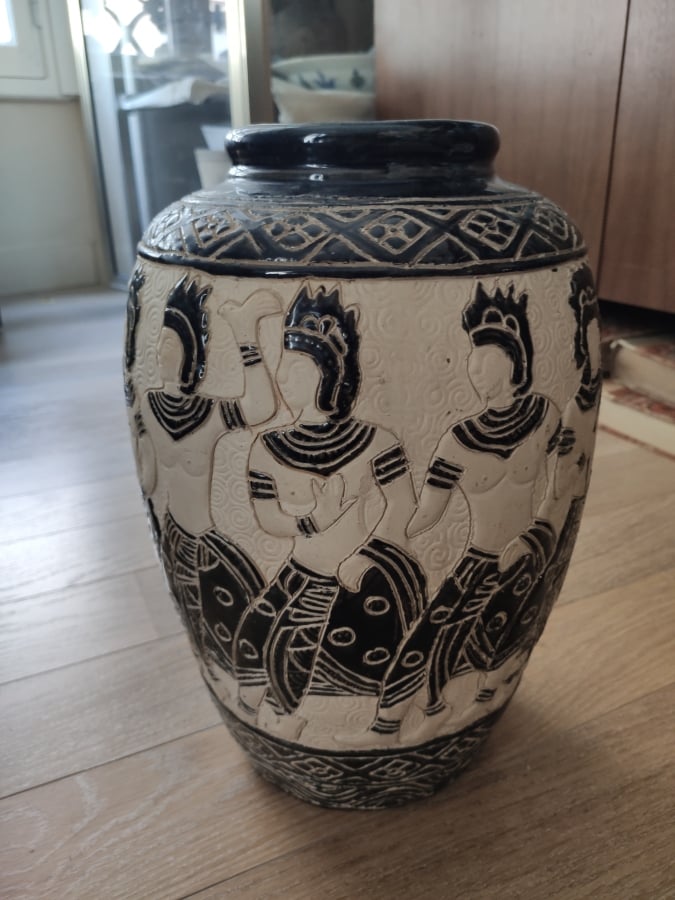 DEUX GRANDS VASES, l'un à décor de personnages en tenue de cérémonie, l'autre e…