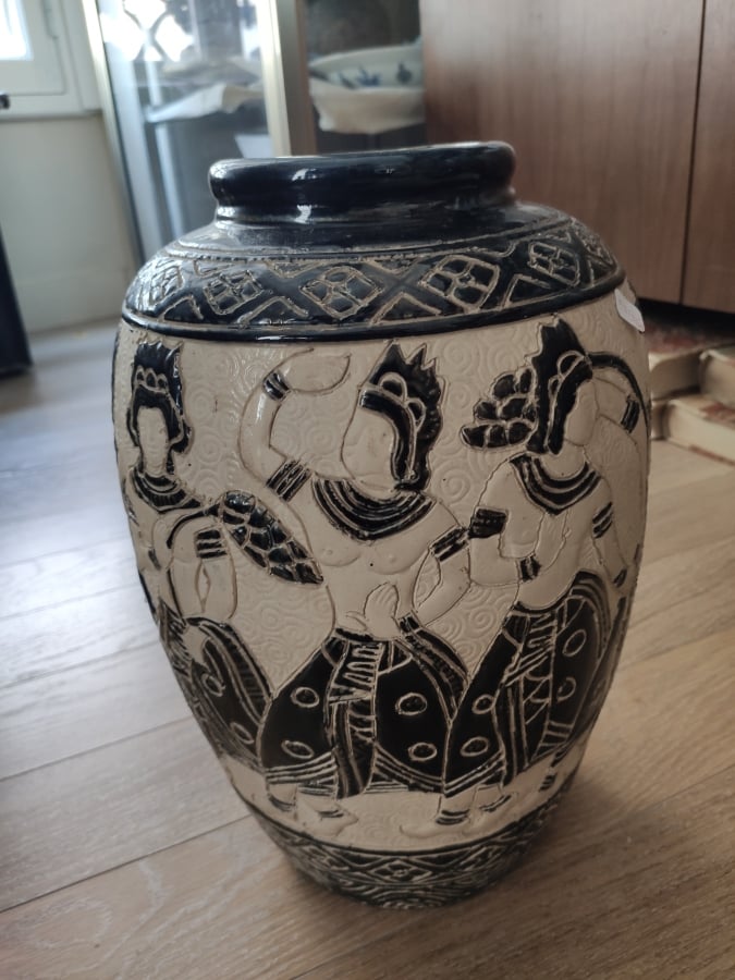 DEUX GRANDS VASES, l'un à décor de personnages en tenue de cérémonie, l'autre e…