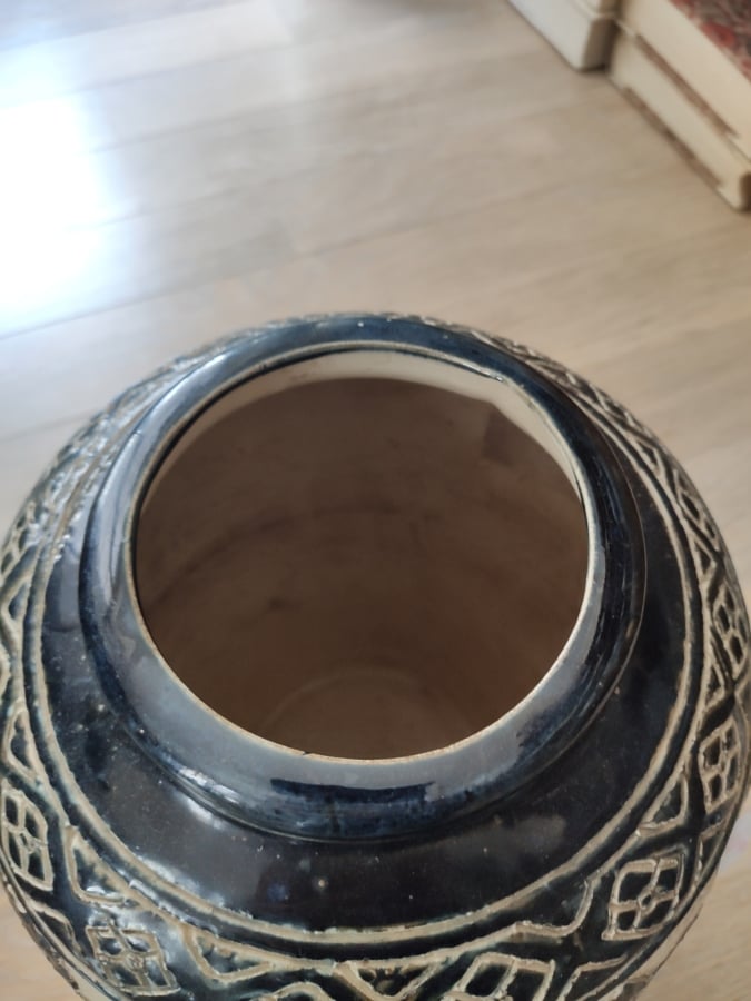 DEUX GRANDS VASES, l'un à décor de personnages en tenue de cérémonie, l'autre e…