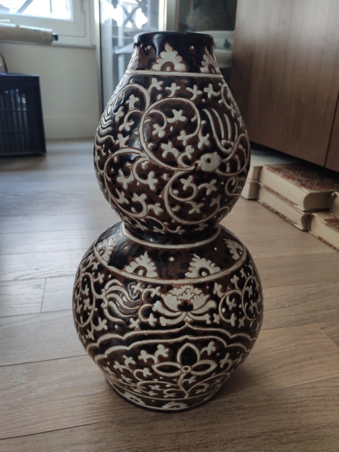 DEUX GRANDS VASES, l'un à décor de personnages en tenue de cérémonie, l'autre e…