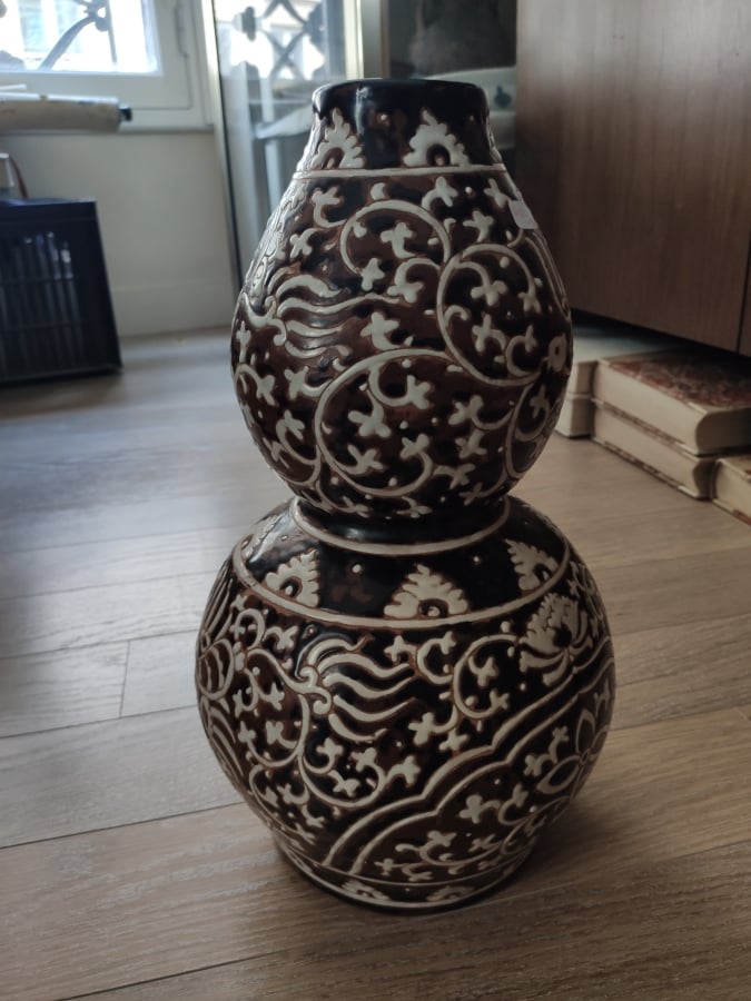 DEUX GRANDS VASES, l'un à décor de personnages en tenue de cérémonie, l'autre e…