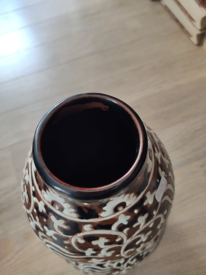DEUX GRANDS VASES, l'un à décor de personnages en tenue de cérémonie, l'autre e…
