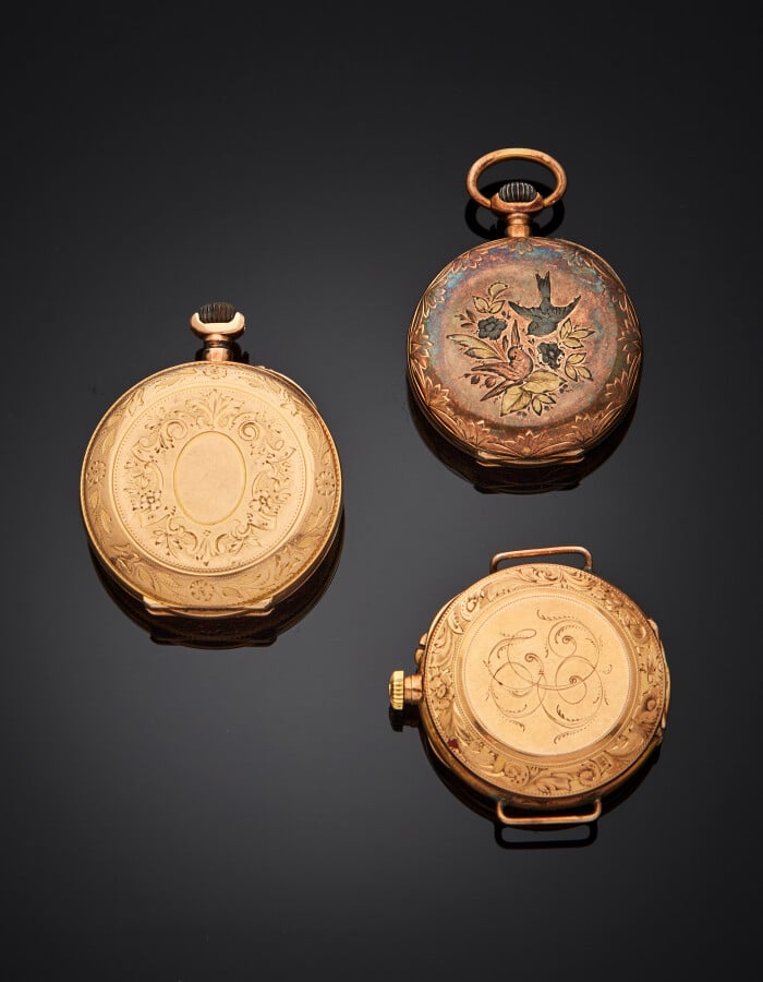 Deux MONTRES de COL et un BRACELET MONTRE en or jaune et rose (750) ciselées. M…