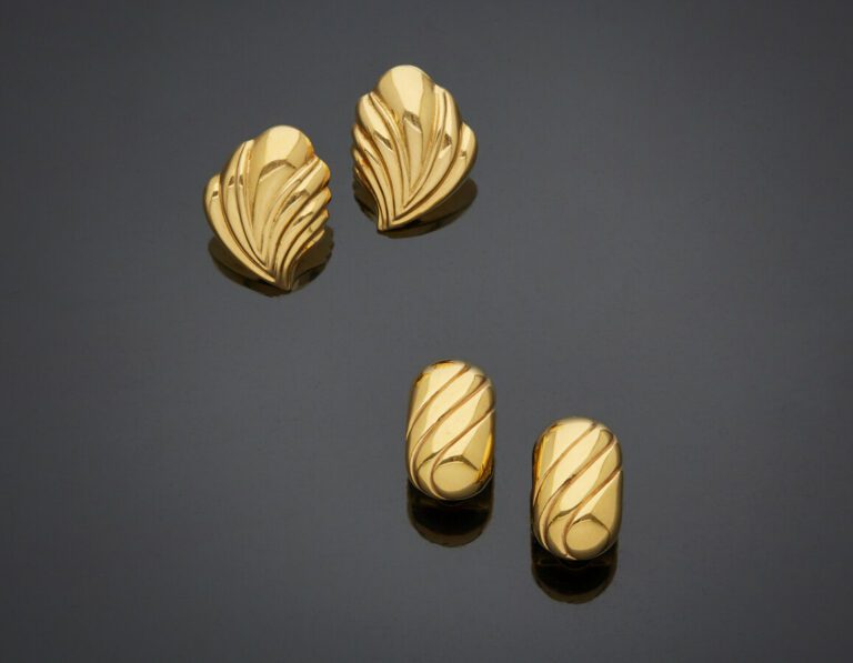 Deux paires de BOUCLES d'OREILLES "volutes" en or jaune (750) bombé et godronné…